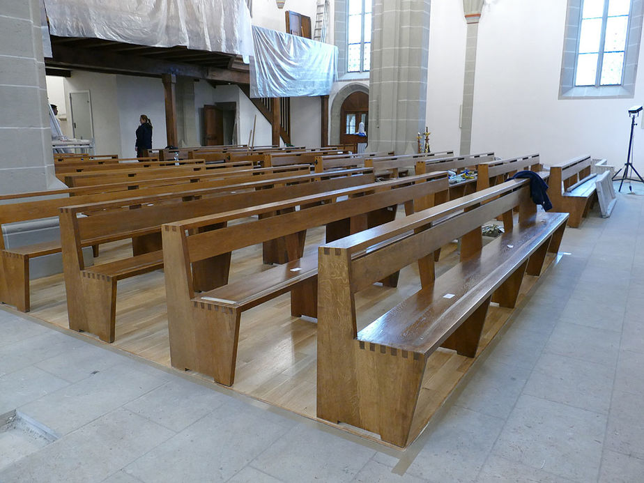 Reinigung und Aufstellung der Kirchenbänke von St. Crescentius (Foto: Karl-Franz Thiede)